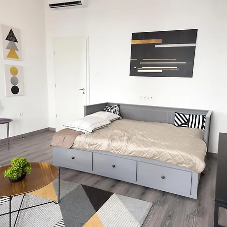 Apartment R&r